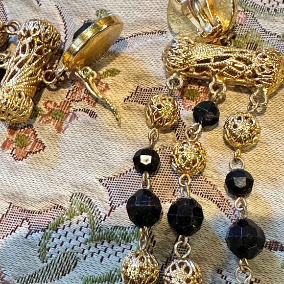 Vintage ’70’s - 7.5” Shoulder Duster Earrings from NYC in Gold Filagree & Black - Picture 6 of 6